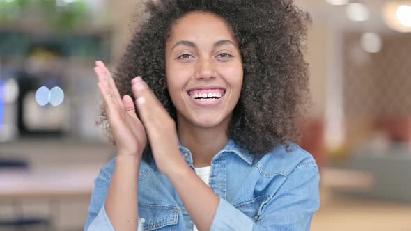 Applauding African Woman, Clapping 