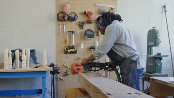 Carpenter leveling wood with polishing machine 4k