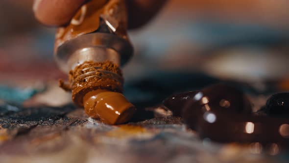 Colored Oil Paints on Palette Mix Spatula alt