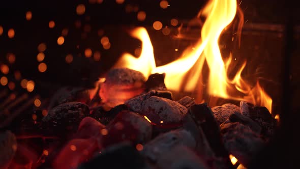 A fire for the preparation of the barbecue in slow motion.