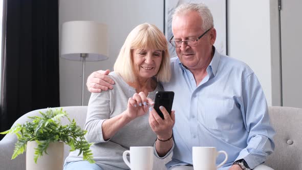 An Elderly Couple Found Information in the Phone