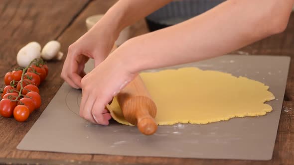 Preparation of the dough . The dough rolling the women's hands