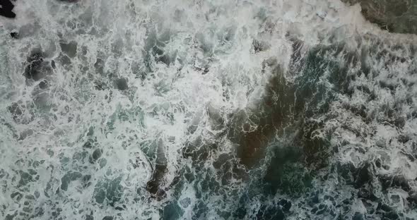 Ocean waves at the shore with the rocks