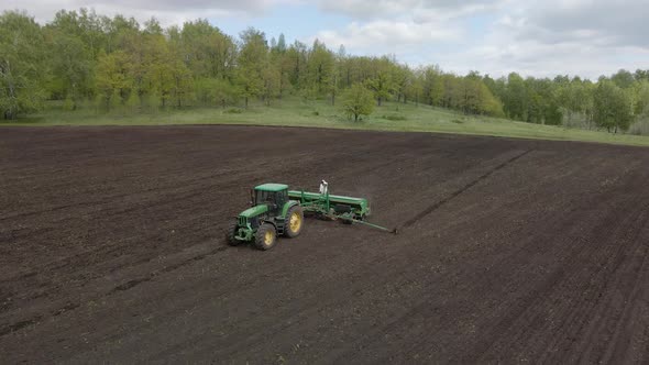 Agricultural tractor in the field fluff the earth.