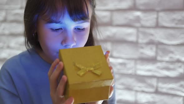 The child opens the magic box. 