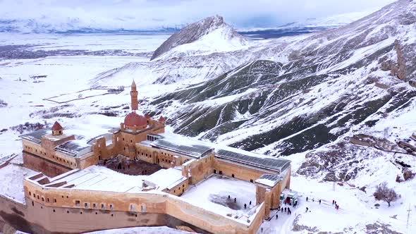 6 Clips Aerial view of Ishak Pasha Palace on a snowy day in Dogubeyazit, Turkey