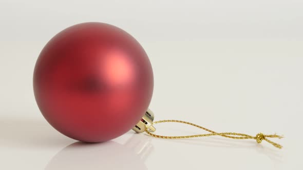 Matte color shiny bauble close-up 4K 2160p 30fps UltraHD tilting  footage - Red Christams ornament o