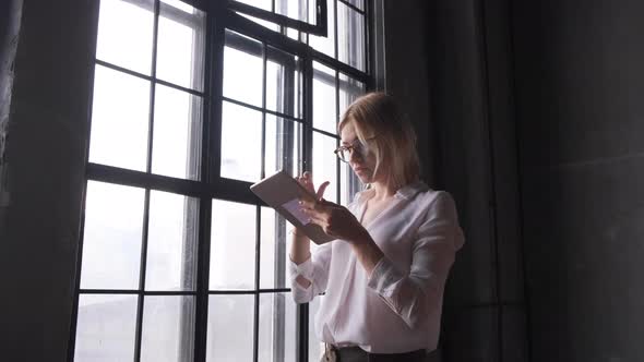 A Young Blonde Business Woman Makes A Business Plan Communicates Via Messenger 