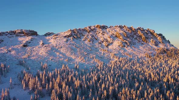 Otkliknoy Mountain Ridge