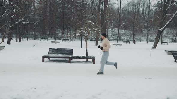 Slow Motion Jogger in Winter Park