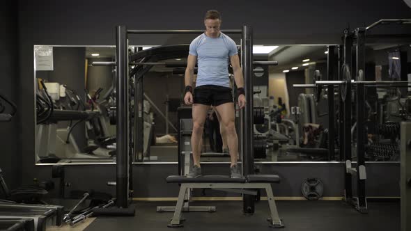 Image of a muscular man doing cardio exercises at the gym.