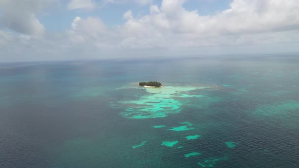Remote Island In Caribbean Ocean Barrier Reef Parallax