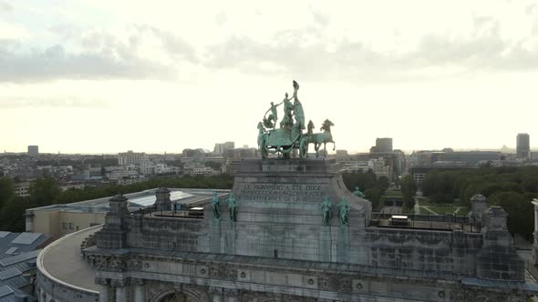 Parallax of bronze sculpture atop Arc de Triomphe in Brussels