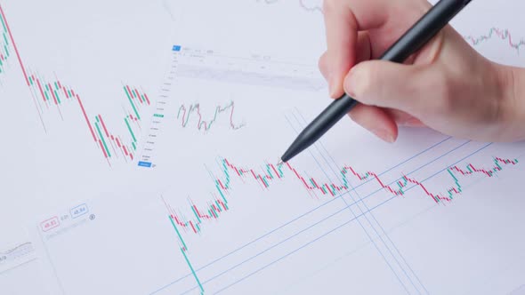 Close Up of a Woman Hands Explains How to Trade on the Exchange