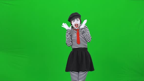 Mime Girl Is Looking Scared, Screaming Out Loudly. Chroma Key.