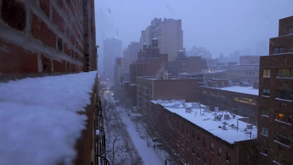 Snowing Winter Weather in New york City at Christmas Holiday alt