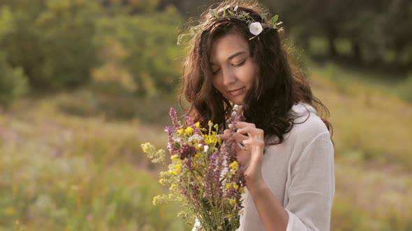 Natural Beauty Girl with Bouquet of Flowers Outdoor in Freedom Enjoyment Concept, Portrait Photo