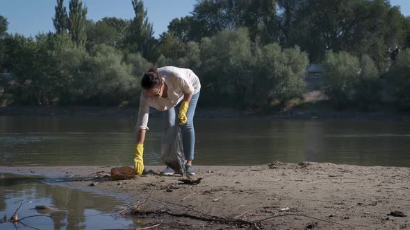 Volunteers clean garbage in nature. 