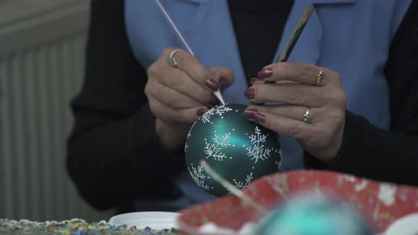 Manufacturing a Christmas glass globe