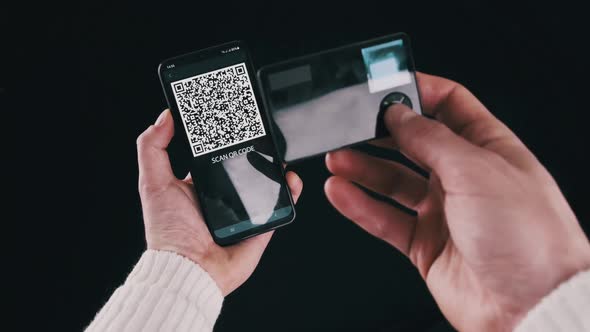 Using Portable Cold Crypto Wallet to Scan QR Code on Smartphone for Transaction