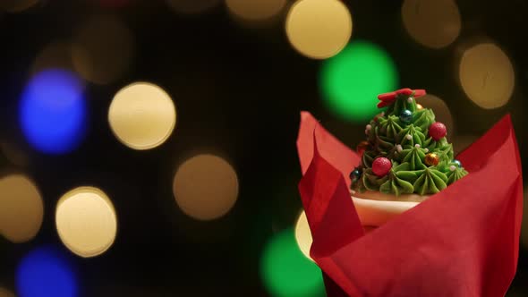 Decorating Christmas tree cupcake