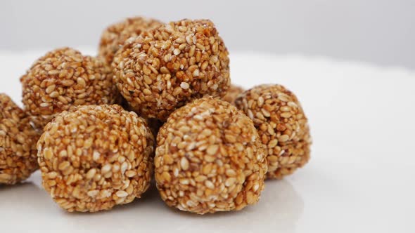 Rotating view of sesame seeds ladoo, View of sweets made from Sesame seeds