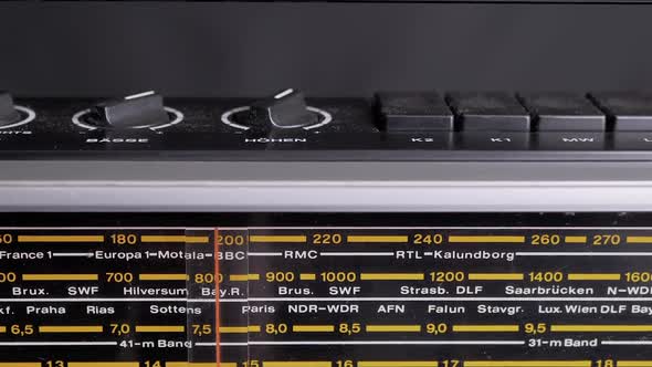 Tuning the Frequency Searching Wave on an Old Vintage Analog Radio