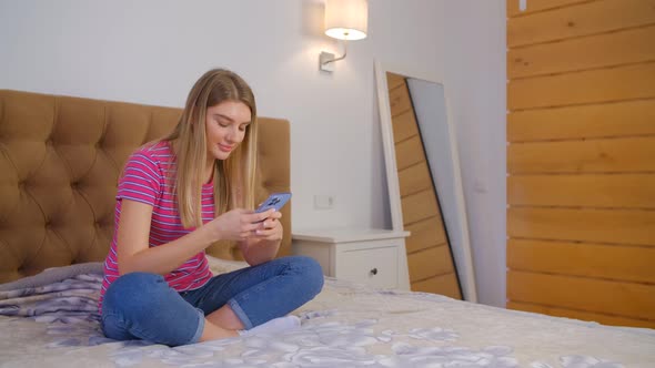 Pretty white girl typing message in mobile messenger app on smartphone in 4k video