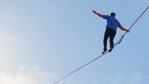 Highline athlete walking on slackline 4k