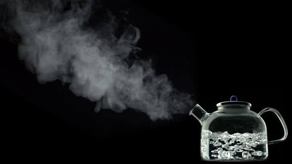 Boiling water in kettle, Slow Motion alt