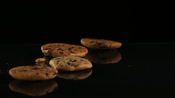 Cookies falling and bouncing in ultra slow motion 1500fps - reflective surface - COOKIES PHANTOM 006