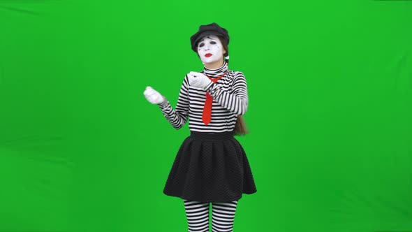 Mime Girl Is Singing a Song and Bowing. Chroma Key.