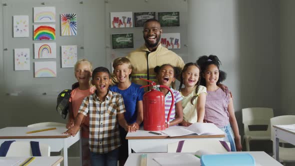 Video of happy african american teacher with class of diverse pupils during ohs lesson alt