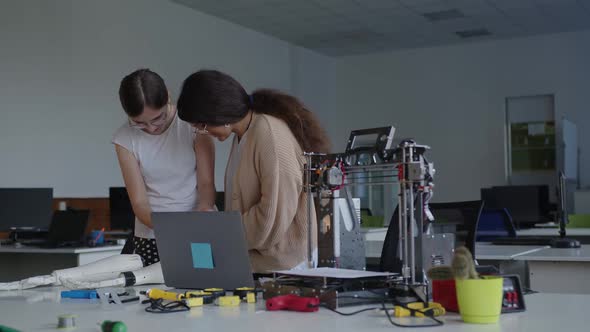 Students Work Together on a Making 3D Printed Machine