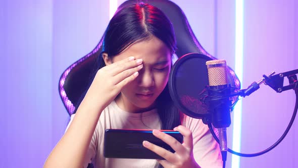 Asian Kid Girl Playing Video Game With Mobile Phone Then Lose The Game While Live Stream alt
