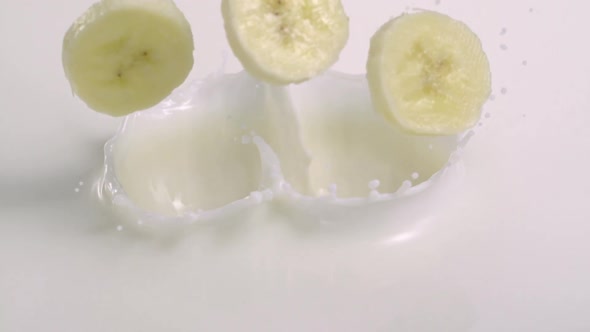 Banana in milk, Slow Motion