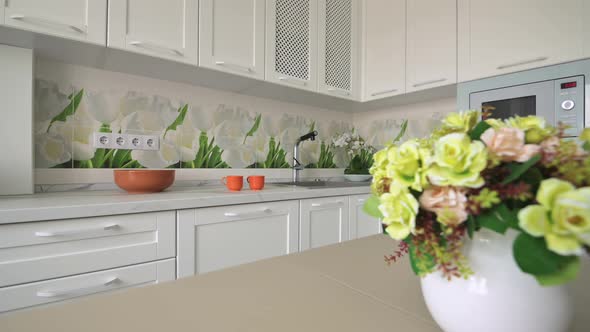 White Moden Classic Kitchen with Dining Table