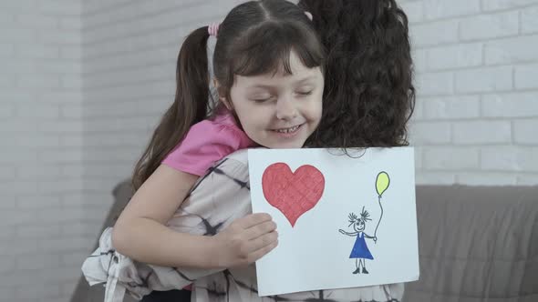 The child gives mom a drawing. 