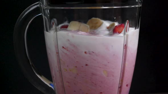 Making a Healthy Raw Vegan Strawberry Banana Smoothie