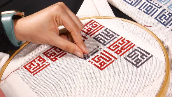 Weaving On A Wooden Circle