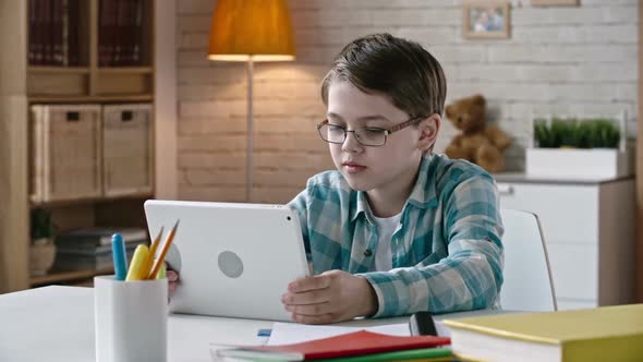 Kid Communicating via Tablet alt