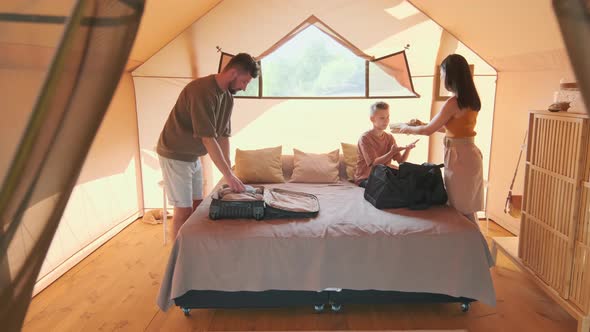 Family Unpacking in Glamping