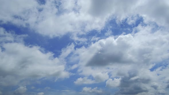 220511_Fluffy cloud time lapse on a cloudy day 4k footage. alt
