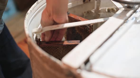 Manual Centrifuge Device That Spin the Honey From Cells