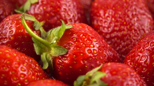 Drops of water fall on strawberries.