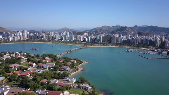 Chegada em Vtória, Espírito Santo, Brasil. Sobrevoando a Ilha do Frade. Drone shot flying over Vitór