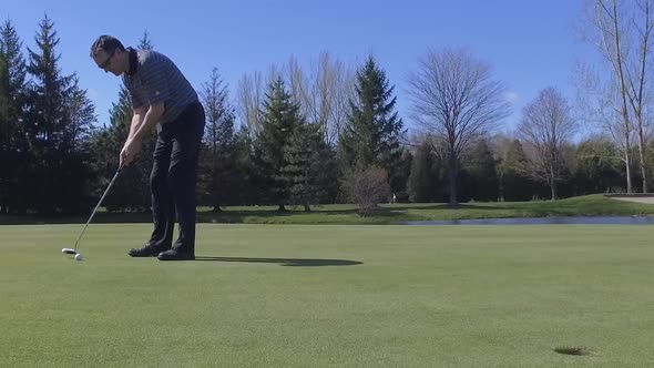 golfer reacts to missed putt