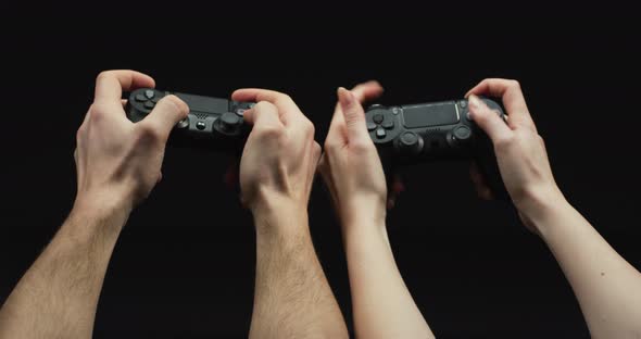 Players using gamepads alt