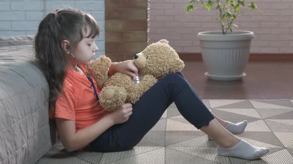 Vet doctor with toy.  alt