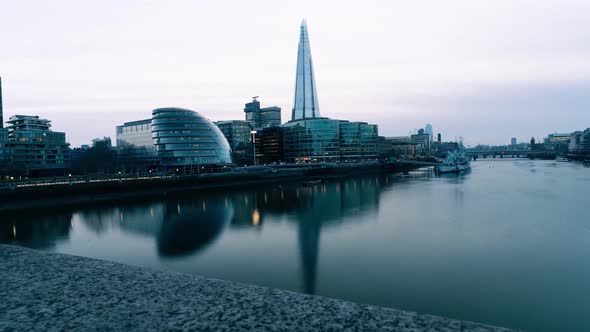 Time lapse of City Hall, London UK, as night settles in and boats sail on the river Thames.